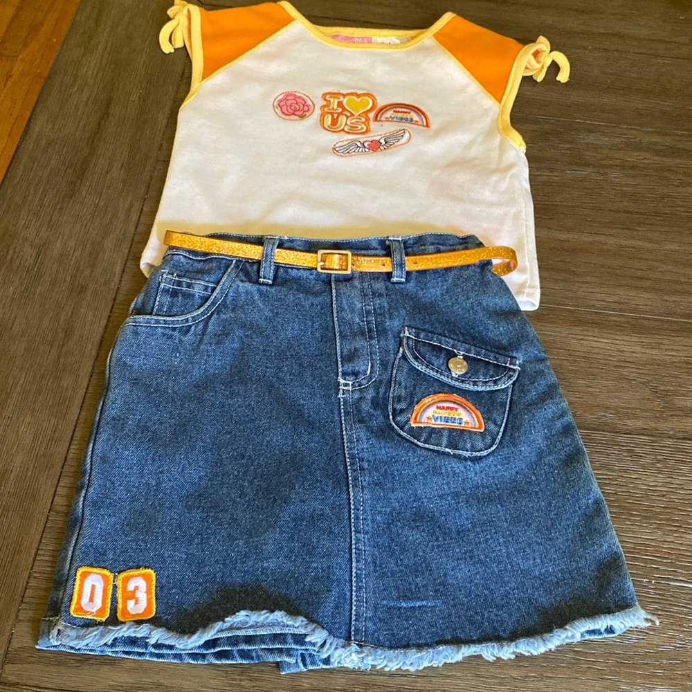 Awesome girls 2 pc wear never worn view one small spot on shirt in pics